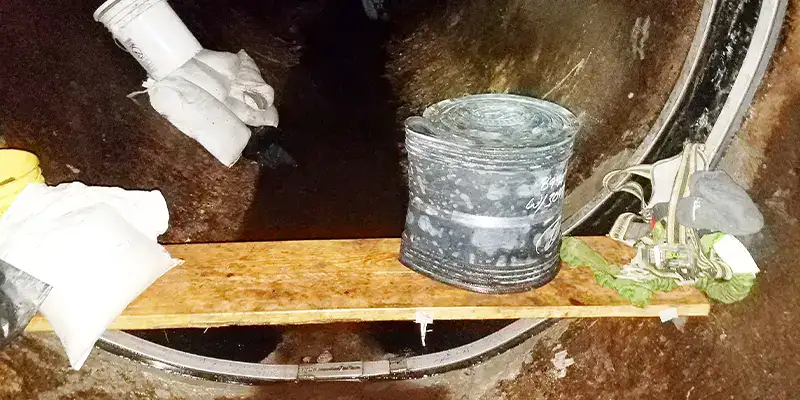 Retaining bands sitting at the invert of a pipe near the joints