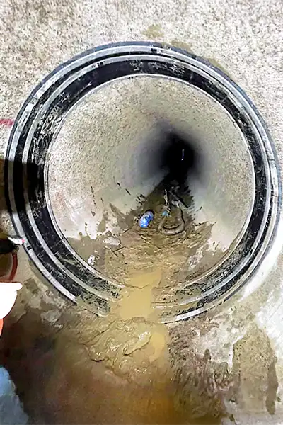 Retaining bands loosely placed over a rubber seal