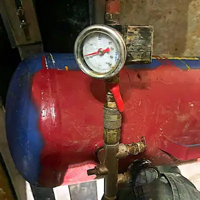 Air-Pressure-Pump Retaining bands loosely placed over a rubber seal