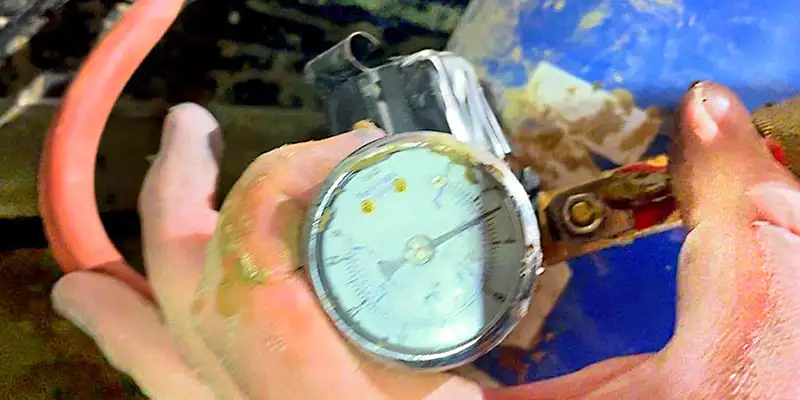 Retaining bands loosely placed over a rubber seal