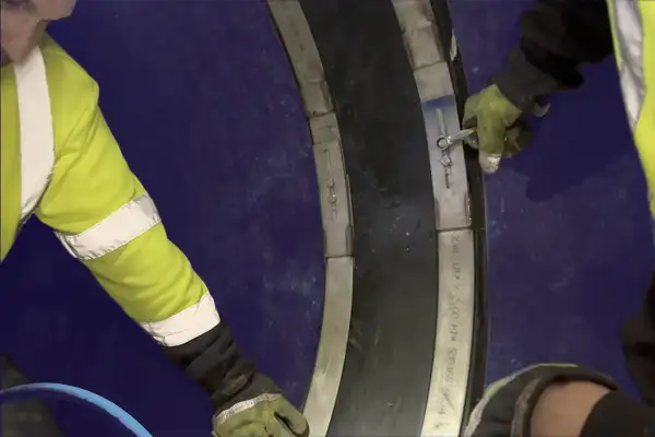 Tightening the bolts of a HydraTite seal