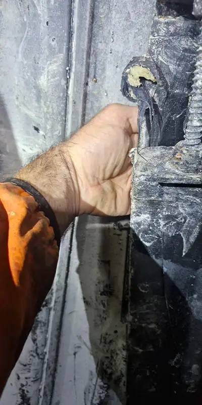Retaining bands loosely placed over a rubber seal