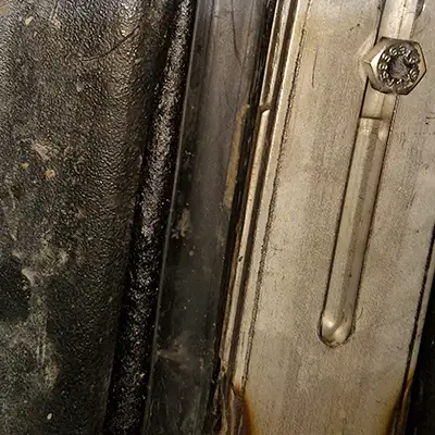 Retaining bands loosely placed over a rubber seal