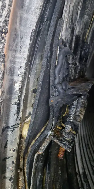 Retaining bands loosely placed over a rubber seal