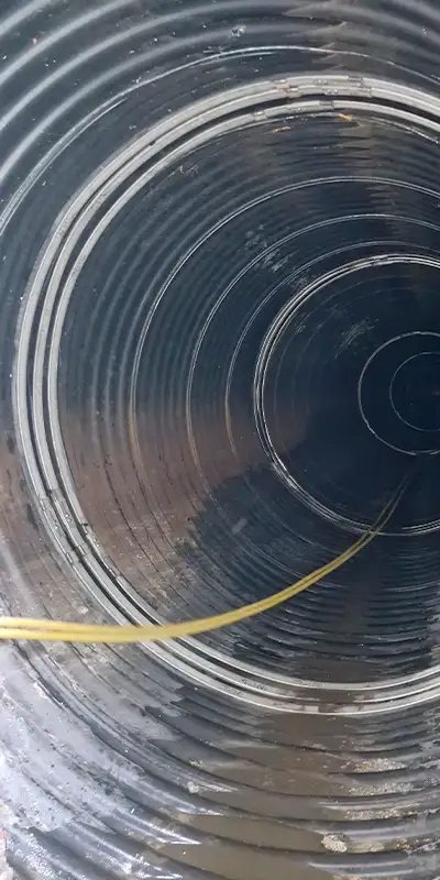 Retaining bands loosely placed over a rubber seal