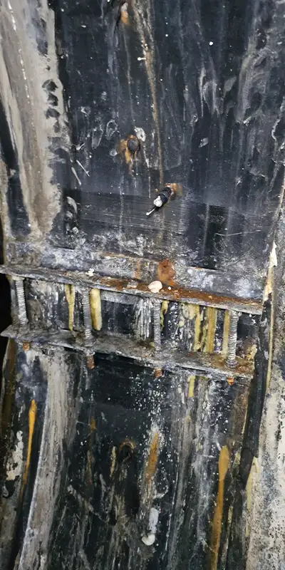 Retaining bands loosely placed over a rubber seal