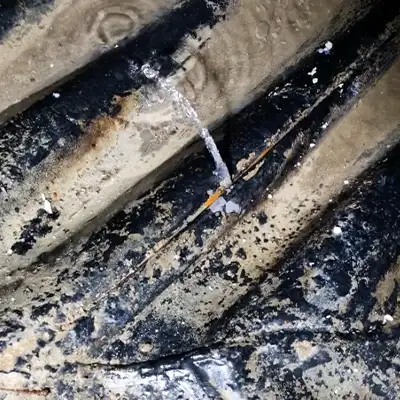 Retaining bands loosely placed over a rubber seal