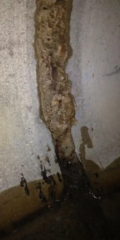 Retaining bands loosely placed over a rubber seal