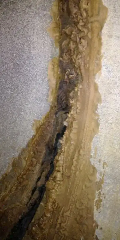 Retaining bands loosely placed over a rubber seal