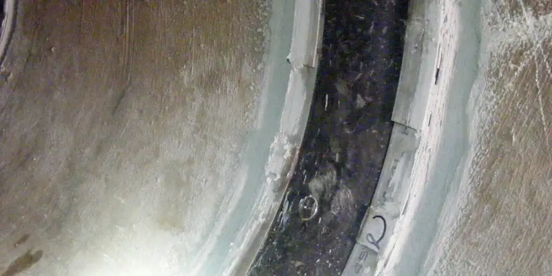 Retaining bands loosely placed over a rubber seal