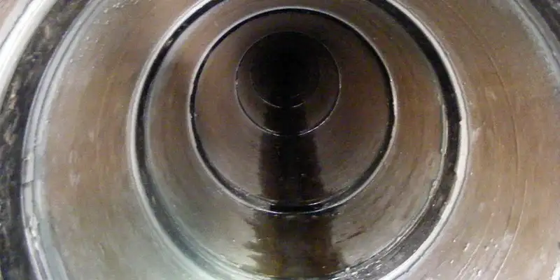 Retaining bands loosely placed over a rubber seal